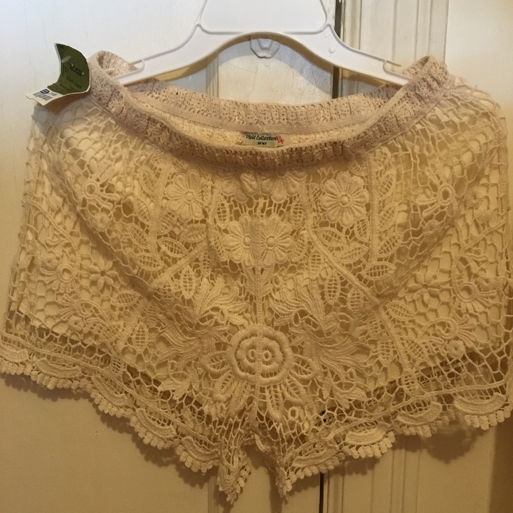 Brand: ROSS | Cream Lace Floral Shorts | SZ: Med